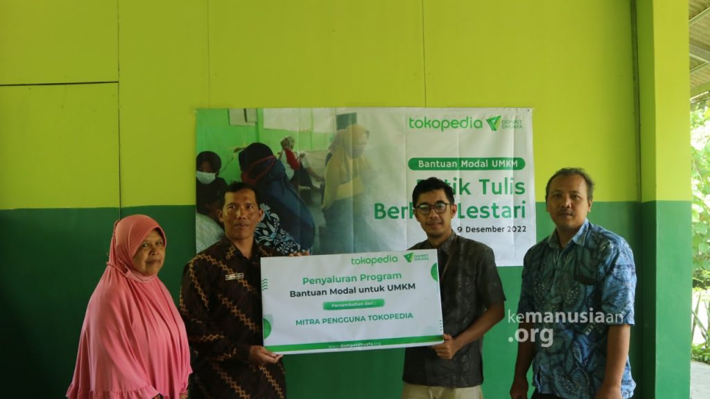 Penyerahan Bantuan Modal UMKM Batik Tulis dari Tokopedia